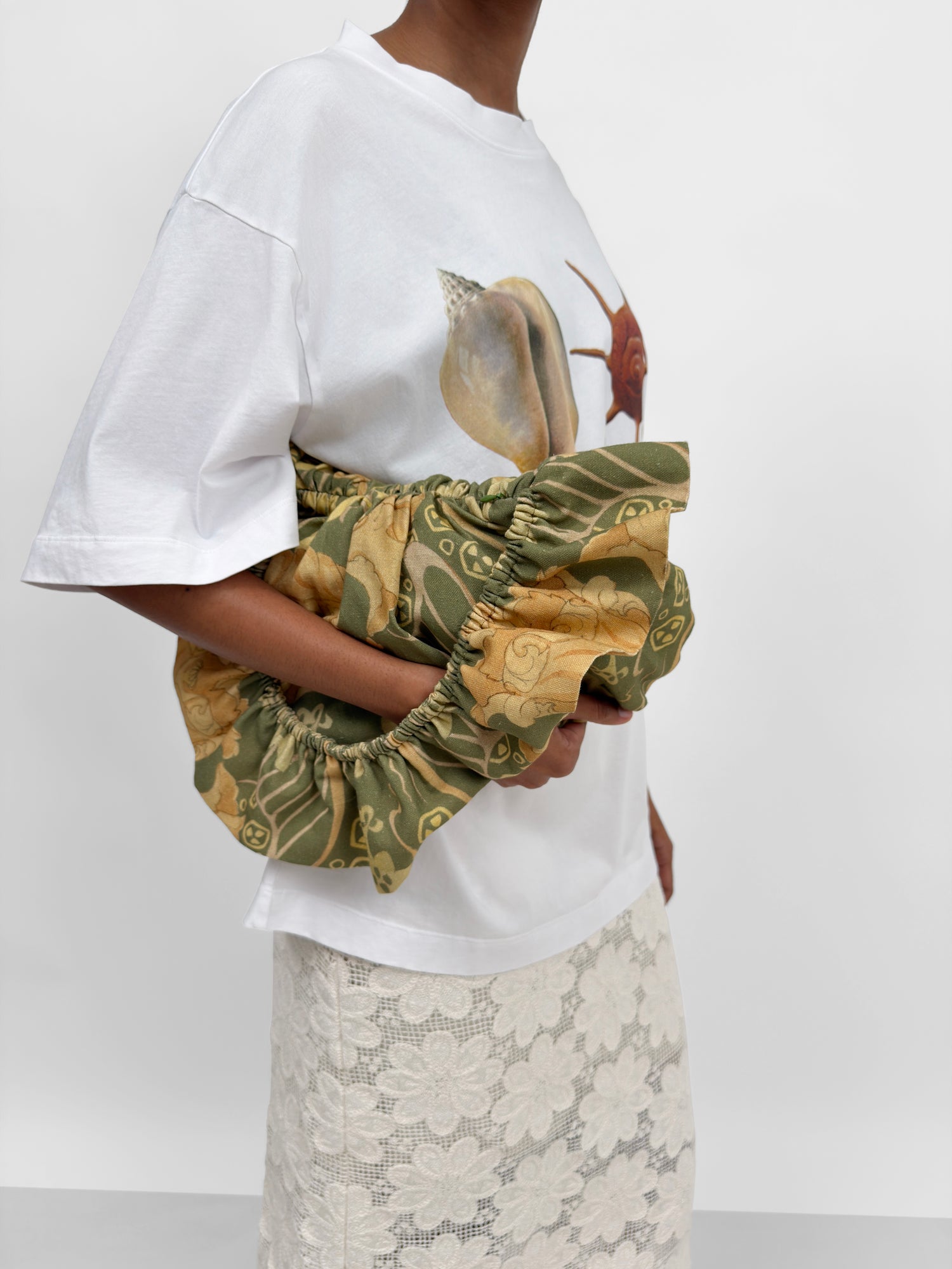 The scrunchie bag in Tulip print