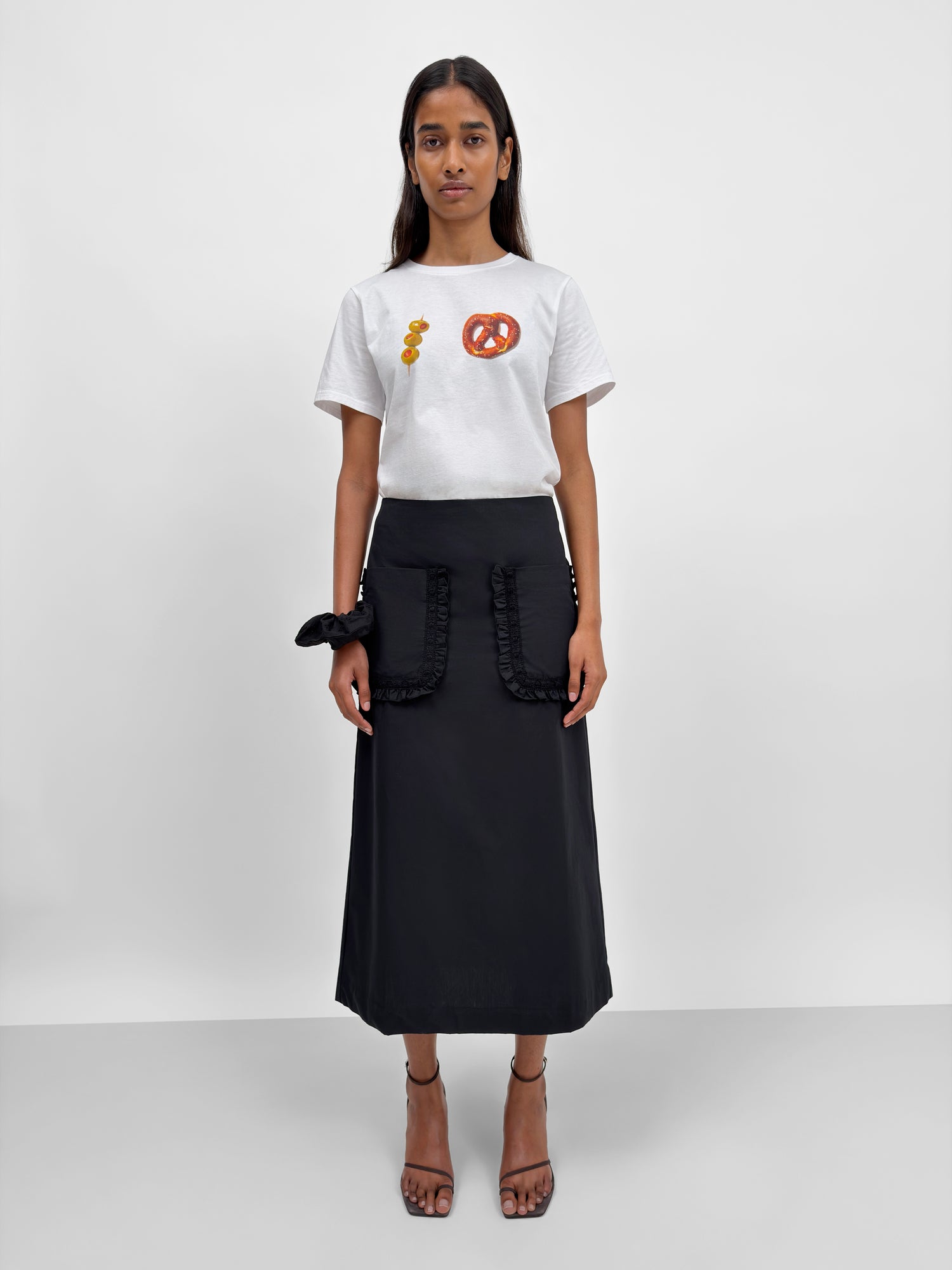 The Margot baby t-shirt with pretzel and olives print