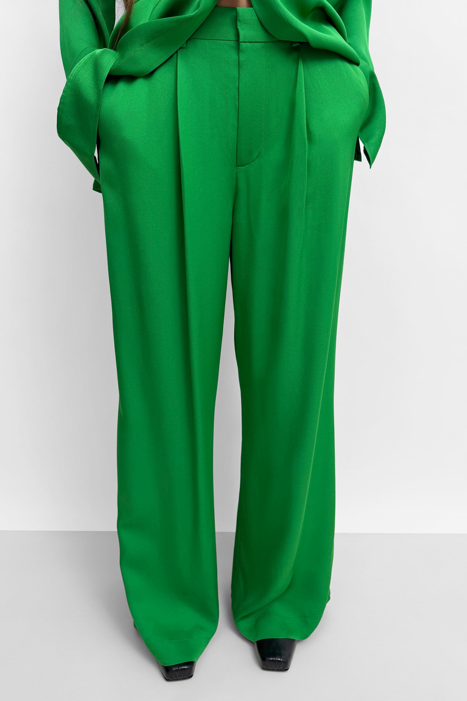 The Lorna shiny pleat pants