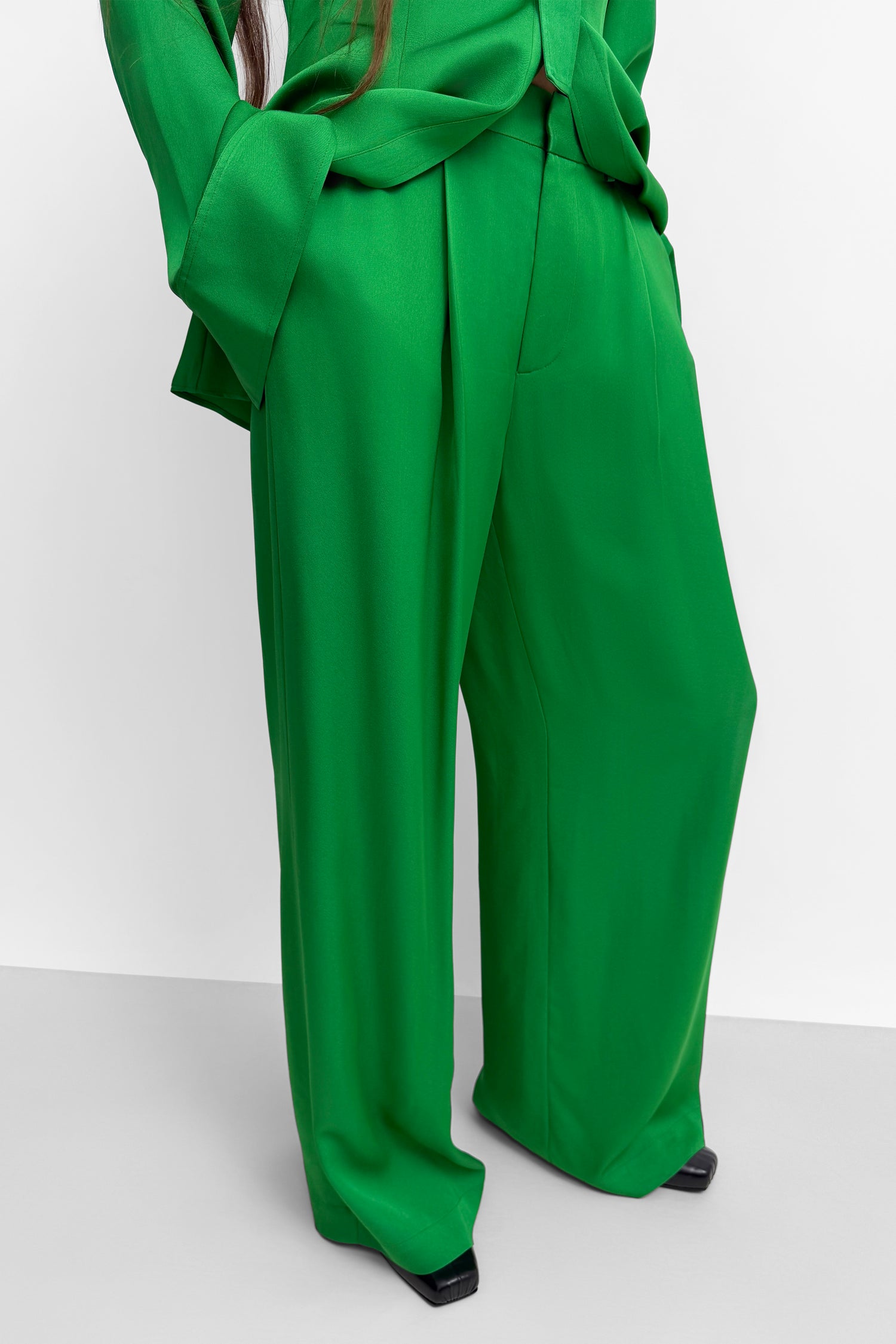 The Lorna shiny pleat pants